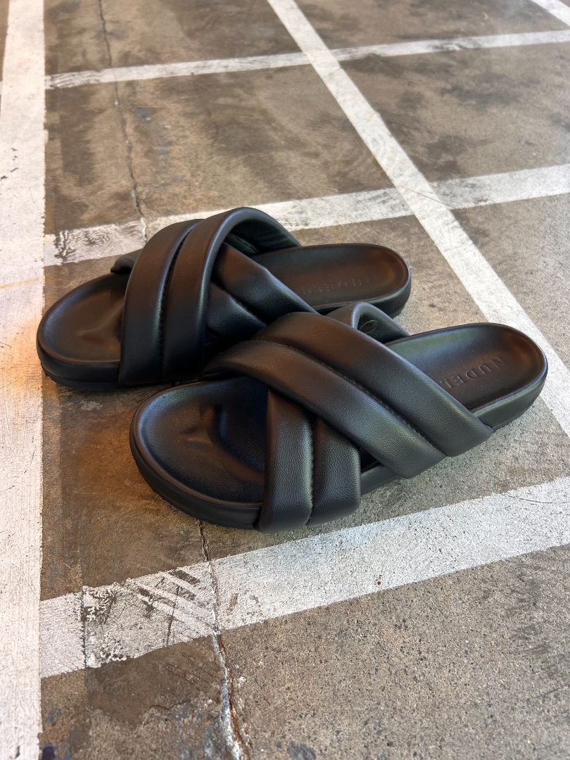 NUDE LUCY Sandels, 39