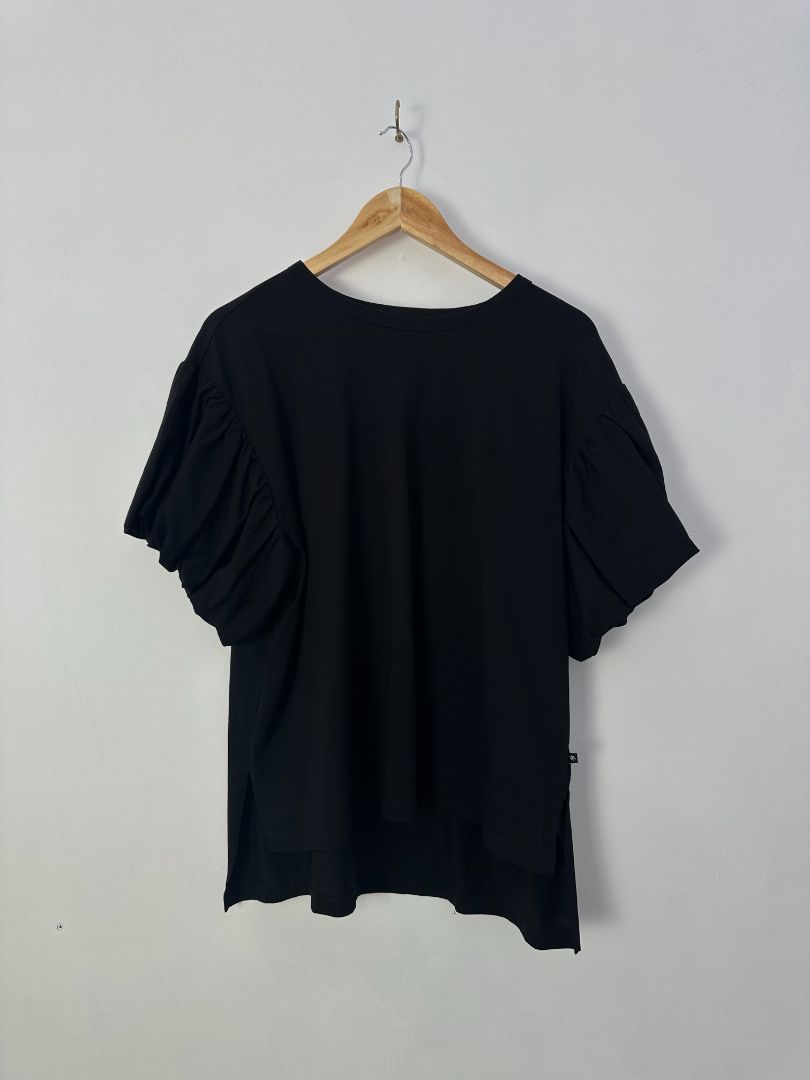 Moochi Tee, S