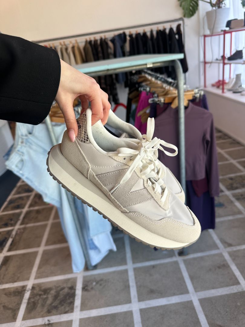 New Balance Sneakers, 40.5