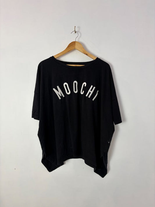 Moochi Tee, M