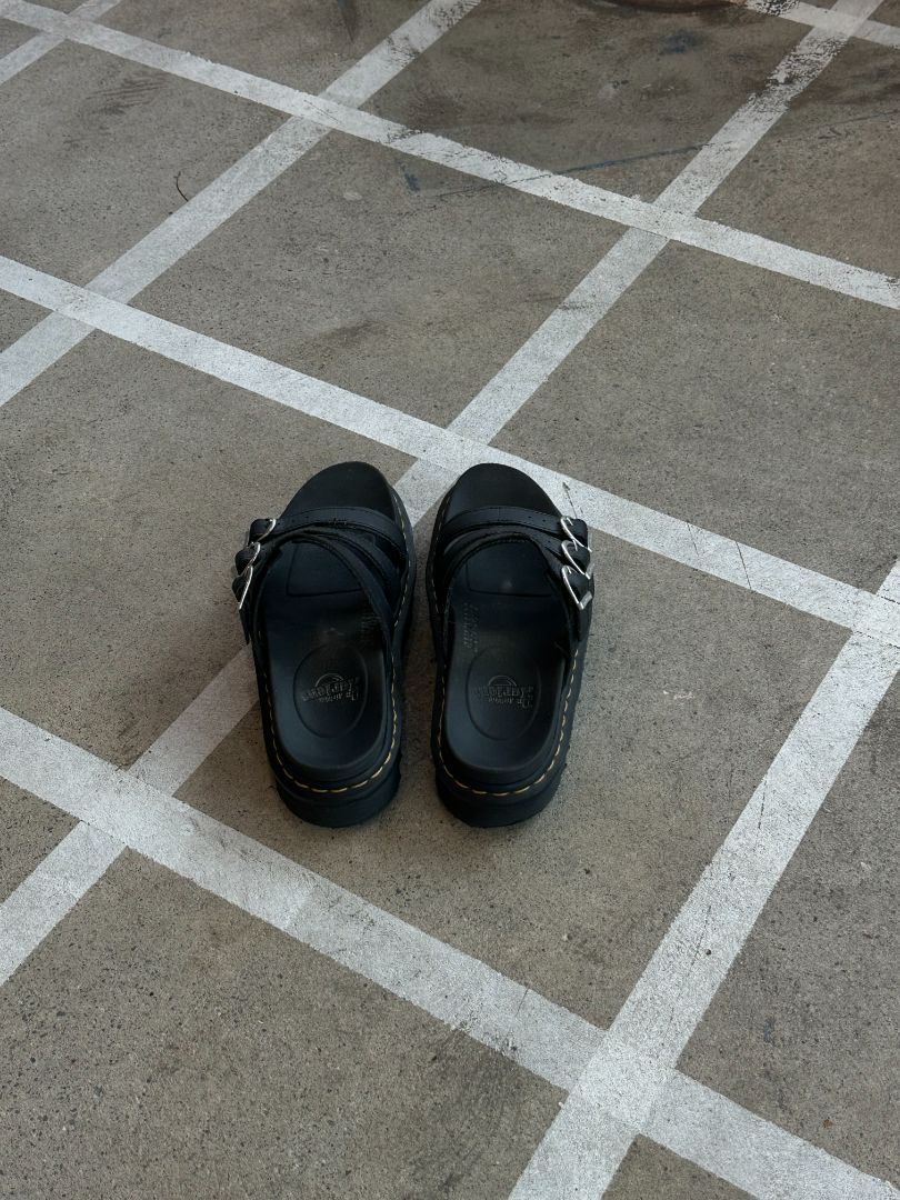 Dr. Martens Sandels, 41