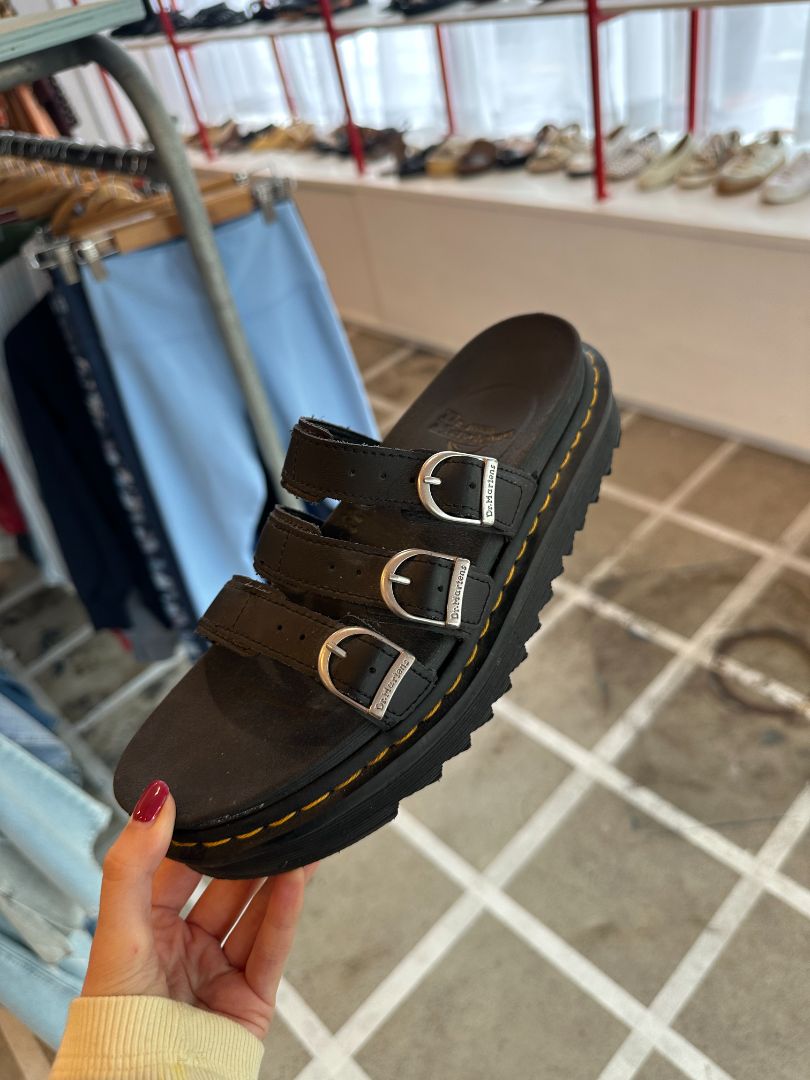 Dr. Martens Sandels, 41