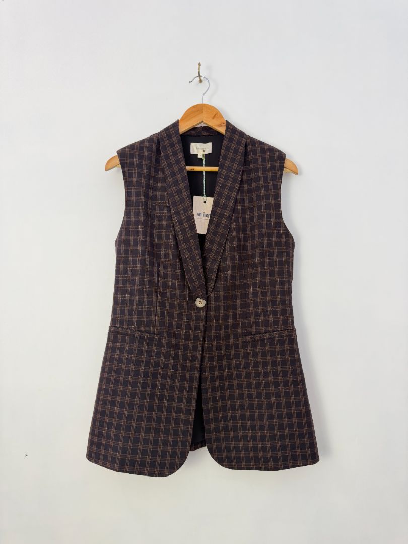 Leonard St Vest, 8