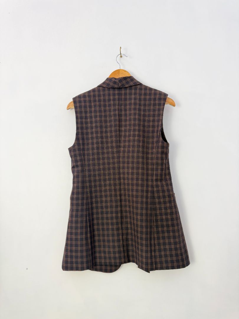 Leonard St Vest, 8