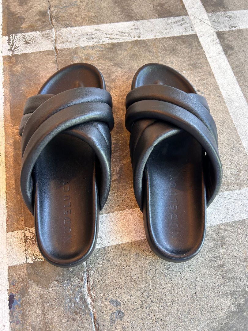 NUDE LUCY Sandels, 39